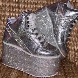 NIB YRU 💎💧Silver Qozmo Rhinestone Platforms